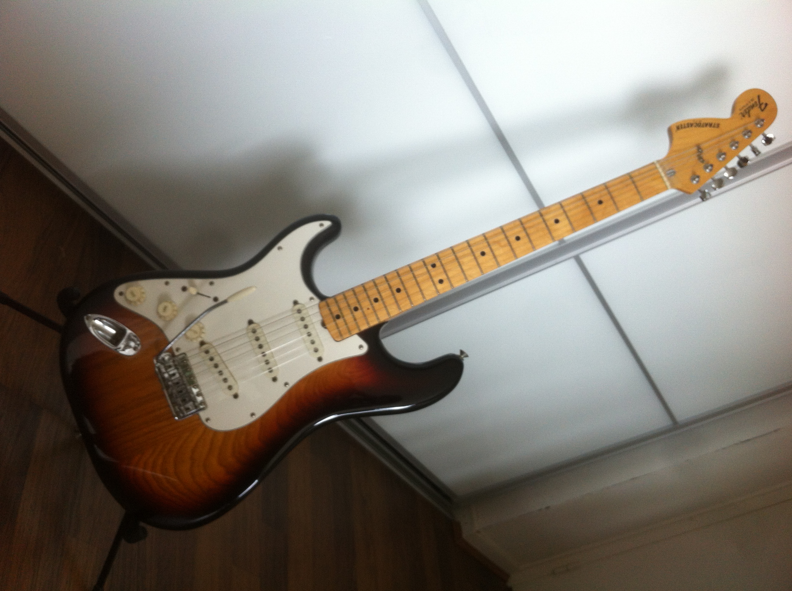 Fender Stratocaster Left Handed Lh 1982 Sunburst Maple Neck Guitar For Sale Oxygen Vintage 4169